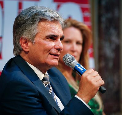 Am 17. Juni 2013 nahm Bundeskanzler Werner Faymann (l.) gemeinsam mit dem Gouverneur der &Ouml;sterreichischen Nationalbank Ewald Nowotny am "Heute-Talk" im Haus der Industrie teil. Im Bild mit Heute Herausgeberin Eva Dichand (r.).