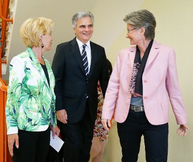 Am 26. Juni 2013 besuchte Bundeskanzler Werner Faymann (m.) gemeinsam mit Unterrichtsministerin Claudia Schmidt (r.) die Ganztagsvolksschule Zieglergasse 21 in Wien. Im Bild mit Direktorin Beatrix Handschmann (l.).