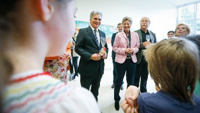 Am 26. Juni 2013 besuchte Bundeskanzler Werner Faymann (l.) gemeinsam mit Unterrichtsministerin Claudia Schmidt (r.) die Ganztagsvolksschule Zieglergasse 21 in Wien.