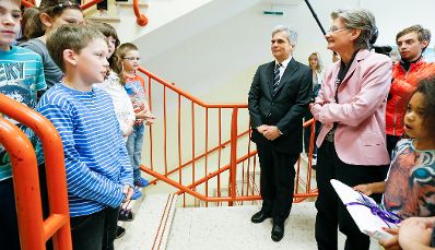 Am 26. Juni 2013 besuchte Bundeskanzler Werner Faymann (l.) gemeinsam mit Unterrichtsministerin Claudia Schmidt (r.) die Ganztagsvolksschule Zieglergasse 21 in Wien.