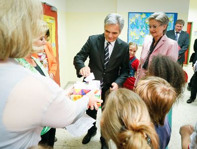 Am 26. Juni 2013 besuchte Bundeskanzler Werner Faymann (l.) gemeinsam mit Unterrichtsministerin Claudia Schmidt (r.) die Ganztagsvolksschule Zieglergasse 21 in Wien.