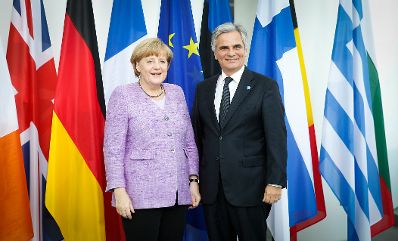 Am 3. Juli 2013 nahm Bundeskanzler Werner Faymann (r.) auf Einladung seiner deutschen Amtskollegin Bundeskanzlerin Angela Merkel (l.) an der Konferenz zur F&ouml;rderung der Jugendbesch&auml;ftigung in Berlin teil.