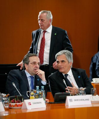 Am 3. Juli 2013 nahm Bundeskanzler Werner Faymann (r.) auf Einladung seiner deutschen Amtskollegin Bundeskanzlerin Angela Merkel an der Konferenz zur F&ouml;rderung der Jugendbesch&auml;ftigung in Berlin teil. Im Bild mit dem griechischen Premierminister Antonis Samaras (l.) und dem Sozialminister Rudolf Hundstorfer (m.). 