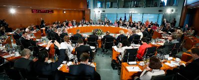 Am 3. Juli 2013 nahm Bundeskanzler Werner Faymann auf Einladung seiner deutschen Amtskollegin Bundeskanzlerin Angela Merkel an der Konferenz zur F&ouml;rderung der Jugendbesch&auml;ftigung in Berlin teil.