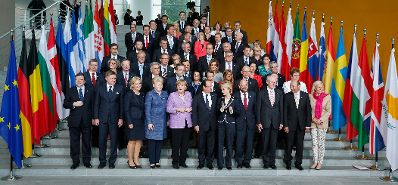 Am 3. Juli 2013 nahm Bundeskanzler Werner Faymann auf Einladung seiner deutschen Amtskollegin Bundeskanzlerin Angela Merkel an der Konferenz zur F&ouml;rderung der Jugendbesch&auml;ftigung in Berlin teil.