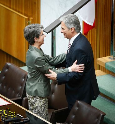Am 25. September 2013 beantwortete Bundeskanzler Werner Faymann (r.) bei der Nationalratssitzung im Parlament eine Dringliche Anfrage zum Thema Direkte Demokratie. Im Bild mit Parlamentspr&auml;sidentin Barbara Prammer (l.).