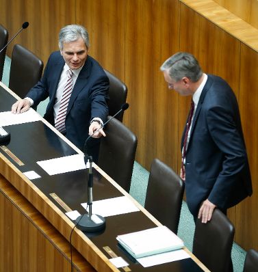 Am 25. September 2013 beantwortete Bundeskanzler Werner Faymann (l.) bei der Nationalratssitzung im Parlament eine Dringliche Anfrage zum Thema Direkte Demokratie. Im Bild mit Gesundheitsminister Alois St&ouml;ger (r.).