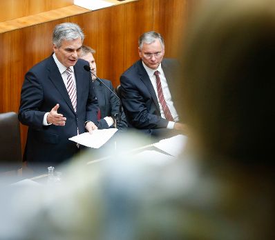 Am 25. September 2013 beantwortete Bundeskanzler Werner Faymann (l.) bei der Nationalratssitzung im Parlament eine Dringliche Anfrage zum Thema Direkte Demokratie. Im Bild mit Staatssekret&auml;r Josef Ostermayer (m.) und Gesundheitsminister Alois St&ouml;ger (r.).