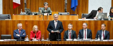 Am 25. September 2013 beantwortete der Bundeskanzler bei der Nationalratssitzung im Parlament eine Dringliche Anfrage zum Thema Direkte Demokratie. Im Bild (v.l.n.r.) Sozialminister Rudolf Hundstorfer, Verkehrsministerin Doris Bures, Bundeskanzler Werner Faymann, Staatssekret&auml;r Josef Ostermayer, Gesundheitsminister Alois St&ouml;ger und Staatssekret&auml;r Andreas Schieder.