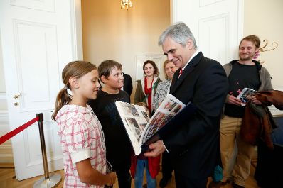 Am 26. Oktober 2013 empfing Bundeskanzler Werner Faymann im Rahmen des Nationalfeiertages Besucherinnen und Besucher im Bundeskanzleramt.