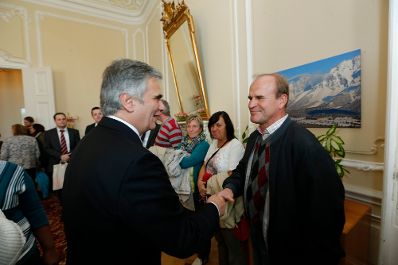 Am 26. Oktober 2013 empfing Bundeskanzler Werner Faymann im Rahmen des Nationalfeiertages Besucherinnen und Besucher im Bundeskanzleramt.