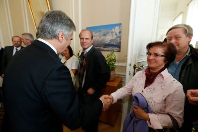 Am 26. Oktober 2013 empfing Bundeskanzler Werner Faymann im Rahmen des Nationalfeiertages Besucherinnen und Besucher im Bundeskanzleramt.