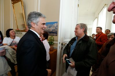 Am 26. Oktober 2013 empfing Bundeskanzler Werner Faymann im Rahmen des Nationalfeiertages Besucherinnen und Besucher im Bundeskanzleramt.