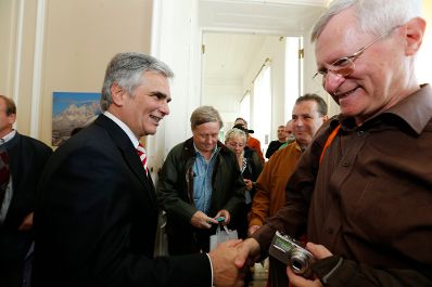Am 26. Oktober 2013 empfing Bundeskanzler Werner Faymann im Rahmen des Nationalfeiertages Besucherinnen und Besucher im Bundeskanzleramt.