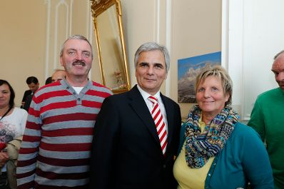 Am 26. Oktober 2013 empfing Bundeskanzler Werner Faymann im Rahmen des Nationalfeiertages Besucherinnen und Besucher im Bundeskanzleramt.
