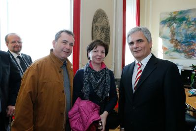 Am 26. Oktober 2013 empfing Bundeskanzler Werner Faymann im Rahmen des Nationalfeiertages Besucherinnen und Besucher im Bundeskanzleramt.