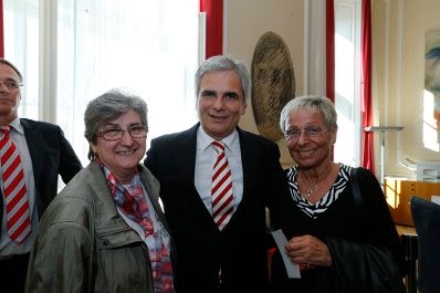 Am 26. Oktober 2013 empfing Bundeskanzler Werner Faymann im Rahmen des Nationalfeiertages Besucherinnen und Besucher im Bundeskanzleramt.