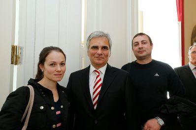 Am 26. Oktober 2013 empfing Bundeskanzler Werner Faymann im Rahmen des Nationalfeiertages Besucherinnen und Besucher im Bundeskanzleramt.