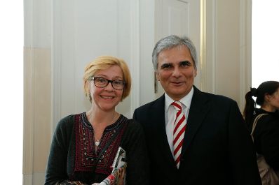 Am 26. Oktober 2013 empfing Bundeskanzler Werner Faymann im Rahmen des Nationalfeiertages Besucherinnen und Besucher im Bundeskanzleramt.