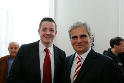 Am 26. Oktober 2013 empfing Bundeskanzler Werner Faymann im Rahmen des Nationalfeiertages Besucherinnen und Besucher im Bundeskanzleramt.
