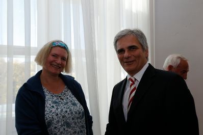 Am 26. Oktober 2013 empfing Bundeskanzler Werner Faymann im Rahmen des Nationalfeiertages Besucherinnen und Besucher im Bundeskanzleramt.