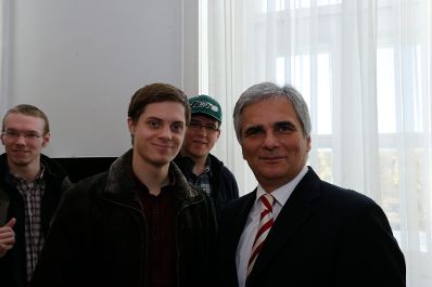 Am 26. Oktober 2013 empfing Bundeskanzler Werner Faymann im Rahmen des Nationalfeiertages Besucherinnen und Besucher im Bundeskanzleramt.