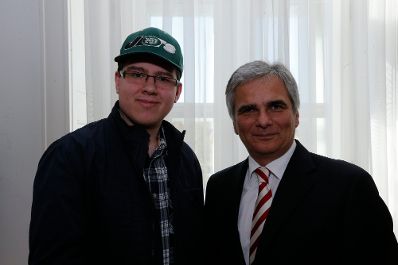 Am 26. Oktober 2013 empfing Bundeskanzler Werner Faymann im Rahmen des Nationalfeiertages Besucherinnen und Besucher im Bundeskanzleramt.