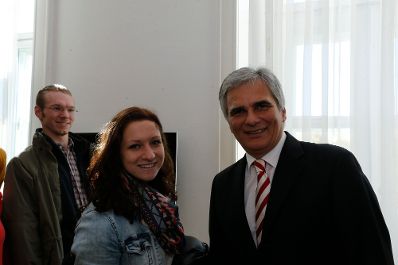 Am 26. Oktober 2013 empfing Bundeskanzler Werner Faymann im Rahmen des Nationalfeiertages Besucherinnen und Besucher im Bundeskanzleramt.