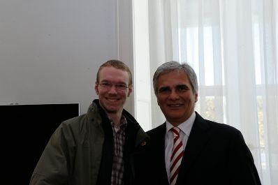 Am 26. Oktober 2013 empfing Bundeskanzler Werner Faymann im Rahmen des Nationalfeiertages Besucherinnen und Besucher im Bundeskanzleramt.