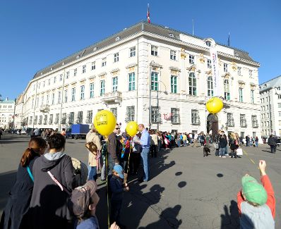 Am 26. Oktober 2013 empfing Bundeskanzler Werner Faymann im Rahmen des Nationalfeiertages Besucherinnen und Besucher im Bundeskanzleramt.
