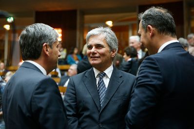 Am 7. November 2013 nahm Bundeskanzler Werner Faymann (m.) an der Veranstaltung im Gedenken an den Novemberpogrom im Parlament teil. Im Bild mit Au&szlig;enminister und Vizekanzler Michael Spindelegger (l.) und Staatssekret&auml;r Andreas Schieder (r.).