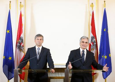 Bundeskanzler Werner Faymann (r.) mit Au&szlig;enminister und Vizekanzler Michael Spindelegger (l.) beim Pressefoyer nach dem Ministerrat am 19. November 2013 im Bundeskanzleramt.