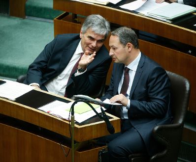 Am 20. November 2013 nahm Bundeskanzler Werner Faymann (l.) anl&auml;sslich einer Dringlichen Anfrage an Finanzministerin Maria Fekter an der Nationalratssitzung im Parlament teil. Im Bild mit Staatssekret&auml;r Andreas Schieder (r.).
