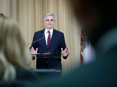 Bundeskanzler Werner Faymann beim Pressefoyer nach dem Ministerrat am 3. Dezember 2013 im Parlament.
