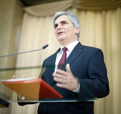 Bundeskanzler Werner Faymann beim Pressefoyer nach dem Ministerrat am 3. Dezember 2013 im Parlament.