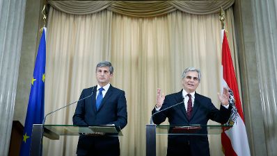 Bundeskanzler Werner Faymann (r.) mit Au&szlig;enminister und Vizekanzler Michael Spindelegger (l.) beim Pressefoyer nach dem Ministerrat am 3. Dezember 2013 im Parlament.