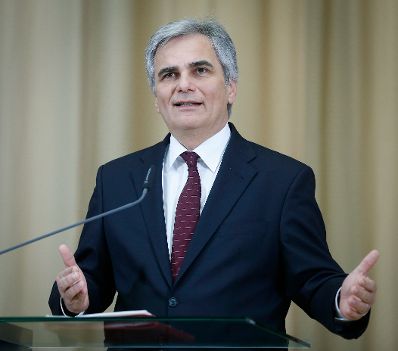 Bundeskanzler Werner Faymann beim Pressefoyer nach dem Ministerrat am 3. Dezember 2013 im Parlament.