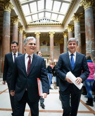 Bundeskanzler Werner Faymann (r.) mit Au&szlig;enminister und Vizekanzler Michael Spindelegger (l.) beim Pressefoyer nach dem Ministerrat am 3. Dezember 2013 im Parlament.