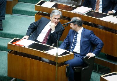 Am 3. Dezember 2013 beantwortete Bundeskanzler Werner Faymann (l.) bei der Nationalratssitzung im Parlament eine Dringliche Anfrage bez&uuml;glich der budget&auml;ren Lage. Im Bild mit Staatssekret&auml;r Andreas Schieder (r.).