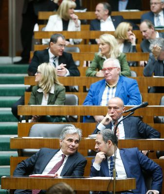 Am 3. Dezember 2013 beantwortete Bundeskanzler Werner Faymann (l.) bei der Nationalratssitzung im Parlament eine Dringliche Anfrage bez&uuml;glich der budget&auml;ren Lage. Im Bild mit Staatssekret&auml;r Andreas Schieder (r.).