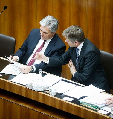 Am 3. Dezember 2013 beantwortete Bundeskanzler Werner Faymann (l.) bei der Nationalratssitzung im Parlament eine Dringliche Anfrage bez&uuml;glich der budget&auml;ren Lage. Im Bild mit Staatssekret&auml;r Josef Ostermayer (r.).