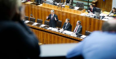 Am 3. Dezember 2013 beantwortete Bundeskanzler Werner Faymann (l.) bei der Nationalratssitzung im Parlament eine Dringliche Anfrage bez&uuml;glich der budget&auml;ren Lage. Im Bild mit Staatssekret&auml;r Josef Ostermayer (m.) und Gesundheitsminister Alois St&ouml;ger (r.).