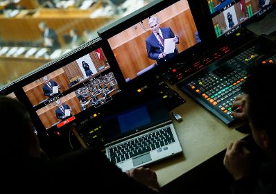 Am 3. Dezember 2013 beantwortete Bundeskanzler Werner Faymann (im Bild) bei der Nationalratssitzung im Parlament eine Dringliche Anfrage bez&uuml;glich der budget&auml;ren Lage.