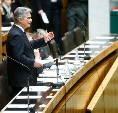 Am 3. Dezember 2013 beantwortete Bundeskanzler Werner Faymann (im Bild) bei der Nationalratssitzung im Parlament eine Dringliche Anfrage bez&uuml;glich der budget&auml;ren Lage.