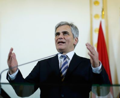 Am 9. Dezember 2013 fand im Anschluss an das Treffen der Bundesregierung und den Landeshauptleuten eine Pressekonferenz im Bundeskanzleramt statt. Im Bild Bundeskanzler Werner Faymann.