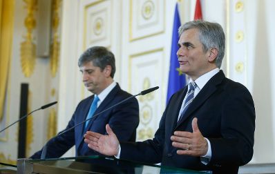Am 9. Dezember 2013 fand im Anschluss an das Treffen der Bundesregierung und den Landeshauptleuten eine Pressekonferenz im Bundeskanzleramt statt. Im Bild Bundeskanzler Werner Faymann (r.) mit Au&szlig;enminister und Vizekanzler Michael Spindelegger (l.).