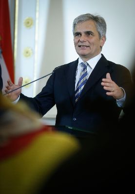 Am 9. Dezember 2013 fand im Anschluss an das Treffen der Bundesregierung und den Landeshauptleuten eine Pressekonferenz im Bundeskanzleramt statt. Im Bild Bundeskanzler Werner Faymann.