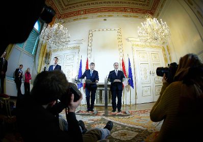 Am 9. Dezember 2013 fand im Anschluss an das Treffen der Bundesregierung und den Landeshauptleuten eine Pressekonferenz im Bundeskanzleramt statt. Im Bild Bundeskanzler Werner Faymann (r.) mit Au&szlig;enminister und Vizekanzler Michael Spindelegger (l.).