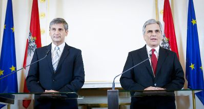 Am 12. Dezember 2013 pr&auml;sentierte Bundeskanzler Werner Faymann (r.) gemeinsam mit Au&szlig;enminister und Vizekanzler Michael Spindelegger (l.) die Koalitionsergebnisse im Bundeskanzleramt.