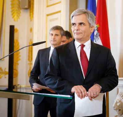Am 12. Dezember 2013 pr&auml;sentierte Bundeskanzler Werner Faymann (r.) gemeinsam mit Au&szlig;enminister und Vizekanzler Michael Spindelegger (l.) die Koalitionsergebnisse im Bundeskanzleramt.